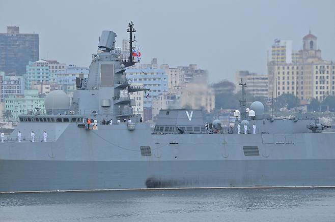 12일(현지 시각) 쿠바 아바나 항 인근에서 러시아 고르시코프 군함이 항해하고 있다. ⓒAFP=연합뉴스