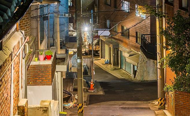 저자는 자신의 고단한 과거를 소환해 독자에게