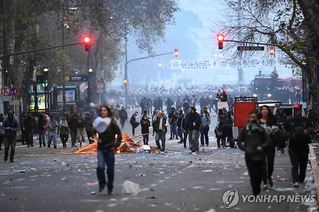 격렬한 시위 흔적 (부에노스아이레스 AFP=연합뉴스) 12일(현지시간) 아르헨티나 부에노스아이레스에 있는 의사당 앞 도로에 유리병 잔해 등이 흩어져 있다. 2024.6.13