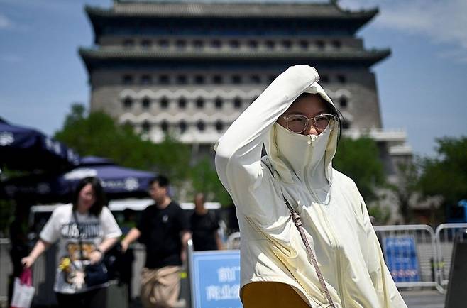 펄펄 끓는 중국…"일부선 지표온도 70도↑·신발 안신으면 화상" [AFP=연합뉴스]