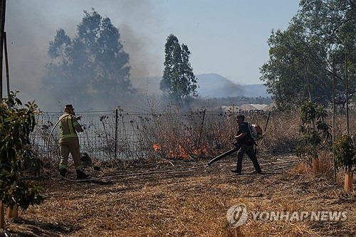 헤즈볼라의 로켓 공격으로 산불이 난 이스라엘 북부 국경지대 [로이터 연합뉴스. 재판매 및 DB 금지]