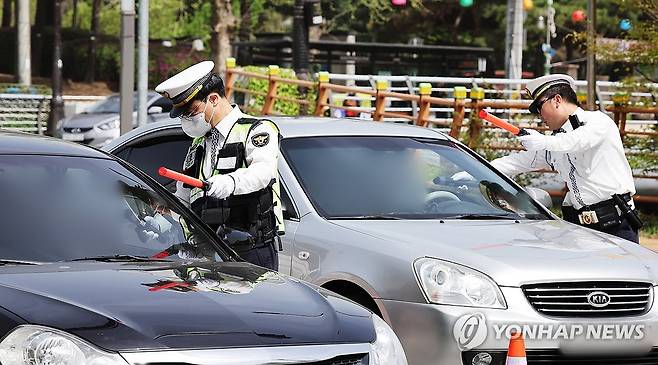 행락철 맞아 음주운전 단속 [연합뉴스 자료사진]