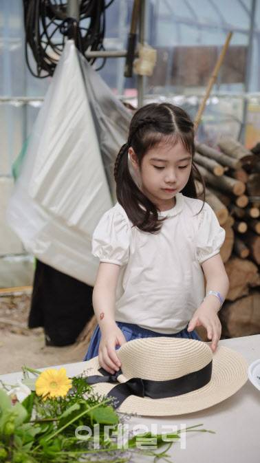 ‘홉리스 모자 만들기’ 체험 중인 어린이