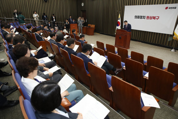 최남호 산업통상자원부 2차관이 13일 서울 여의도 국회에서 열린 국민의힘 의회정치 원상복구 의원총회에 참석해 동해 심해 가스전 개발 진행 경과 및 추진계획에 대해 설명하고 있다.(사진=뉴스1)