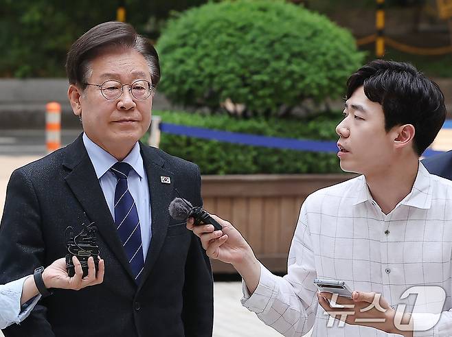 이재명 더불어민주당 대표가 10일 오후 서울 서초구 서울중앙지방법원에서 열린 위증교사 관련 공판에 출석하고 있다. 2024.6.10/뉴스1 ⓒ News1 김진환 기자