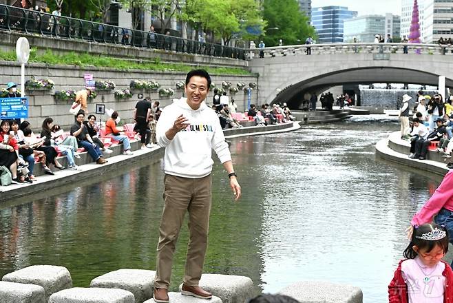 청계천 일대 '서울야외도서관'을 찾은 오세훈 서울시장. (서울시 제공)