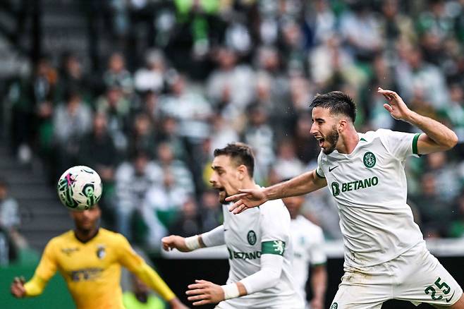 Sporting's Portuguese defender #25 Goncalo Inacio (R) heads the ball during the Portuguese league football match between Sporting CP and Portimonense SC at the Jose Alvalade stadium in Lisbon on May 4, 2024. (Photo by PATRICIA DE MELO MOREIRA / AFP)<저작권자(c) 연합뉴스, 무단 전재-재배포, AI 학습 및 활용 금지>