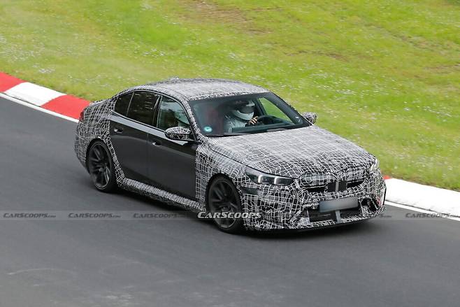 사진 : BMW 신형 M5 테스트카 (출처=Carscoops)