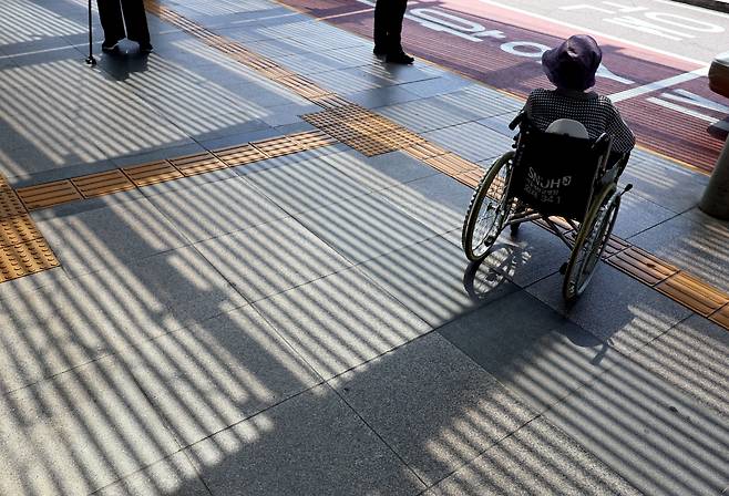 13일 서울의 한 대학병원에서 한 환자가 휠체어에 타고 있다. /뉴스1