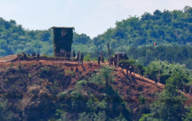 지난 3일 경기 파주시 자유로에서 바라본 북한 초소에서 북한군들이 진지 공사를 하고 있다./뉴시스