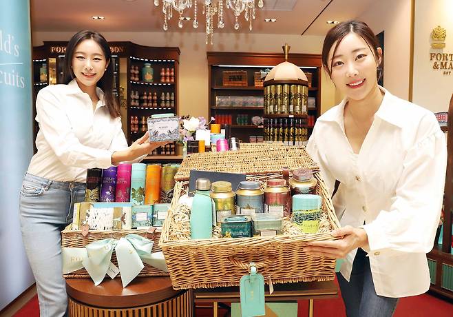 신세계백화점이 단독으로 선보이는 영국 왕실 홍차 브랜드 포트넘 앤 메이슨. 선물용으로 인기가 높다고 한다. /신세계백화점 제공