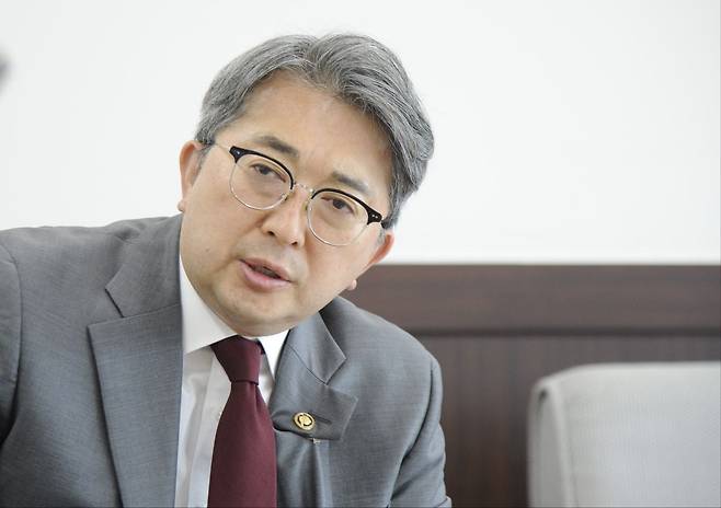 유희동 기상청장이 지난 7일 기상청 서울청사에서 조선비즈와 인터뷰하고 있다. 유 청장은 “기상 분야 최고 선진국이 되기 위해선 예보관 역량이 중요하다”고 말했다./기상청