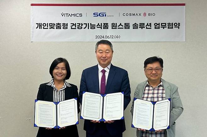 지난 12일 경기도 성남시 코스맥스바이오 본사에서 열린 업무협약 체결식에서 (왼쪽부터) 박주연 비타믹스 대표, 김철희 코스맥스바이오 대표, 김지태 에스지아이시스템 대표가 기념촬영을 하고 있다.ⓒ코스맥스바이오