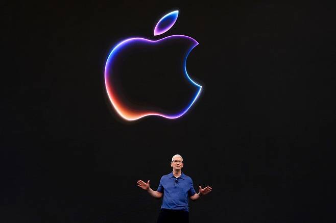 애플이 다시 시총 1위에 올랐다. 사진은 10일 ‘세계개발자회의’에 참석한 팀 쿡 애플 CEO. AP 뉴시스