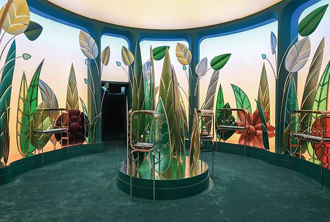 하우스의 글래스 기법이 연상되는 부스 장식.