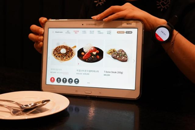 식당의 각 테이블마다 비치된 태블릿PC를 이용해서 고객이 직접 주문하고 결재하는 '태블릿오더'는 고물가시대를 견뎌내고 있는 업주들의 인건비 절감에 큰 도움을 주고 있고 한다. 비슷한 이유로 유명 노포들도 '노포다움'을 포기하고 편리한 시스템을 하나둘 도입하고 있다. CJ제공