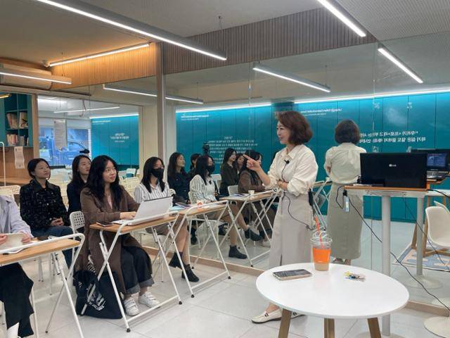 지난달 11일 전화 공포증(콜 포비아) 극복을 다루는 수업이 열린 서울 마포구의 스피치 학원을 찾았다. 수강생의 대다수가 2030세대 직장인이었다. 손성원 기자