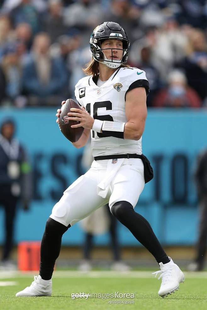 NFL 잭슨빌 쿼터백 로렌스의 경기 중 모습. 게티이미지