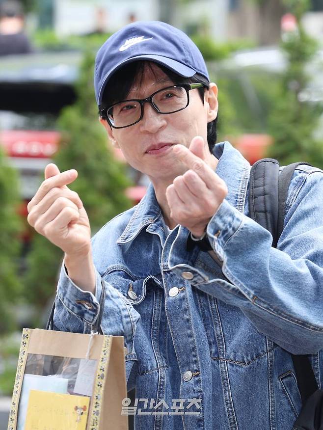 코미디언 유재석이 16일 오전 서울 영등포구 KBS에서 진행된 KBS 2TV '싱크로유' 녹화에 참석하기 전 포즈를 취하고 있다. 서병수 기자 qudtn@edaily.co.kr /2024.04.16/