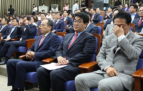 추경호 국민의힘 원내대표, 베준영 원내수석부대표, 장동혁 원내수석대변인이 지난 11일 오전 서울 여의도 국회에서 열린 의원총회에 굳은 표정을 짓고 있다. [사진=뉴시스]