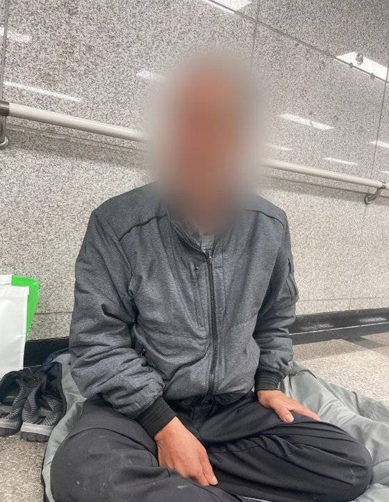 지난 6일 서울역 인근에서 흉기에 찔려 사망한 조성준(가명·63)씨가 지난해 마지막으로 찍힌 모습. 사진 독자 제공