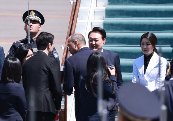 우즈베키스탄을 국빈 방문한 윤석열 대통령과 김건희 여사가 13일(현지시간) 우즈베키스탄 타슈켄트 국제공항에 도착해 전용기인 공군 1호기에서 내린 뒤 아리포프 총리 등 우즈베키스탄 인사들의 영접을 받고 있다. 연합뉴스