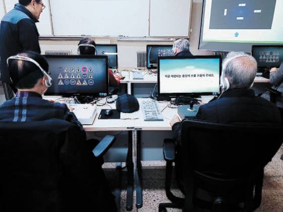 서울 강남운전면허교육장에서 고령운전자 교통안전교육 참가자들이 기초 인지능력 검사를 받고 있다. 서울시에 등록된 개인택시 기사의 평균 연령은 64.7세, 전국 택시기사 가운데 절반가량은 65세 이상의 고령 운전자로 안전에 관한 불안의 목소리가 커지고 있다. 이가영 기자