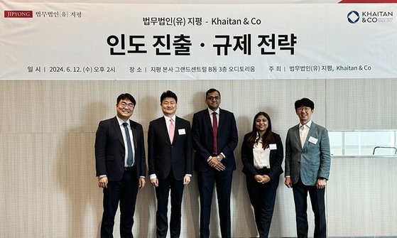 단체사진(지평 오규창, 김종윤 시니어 외국변호사, Khaitan & Co 비벡 스리람, 탄비 쿠마르 파트너변호사, 지평 이승민 시니어 외국변호사)