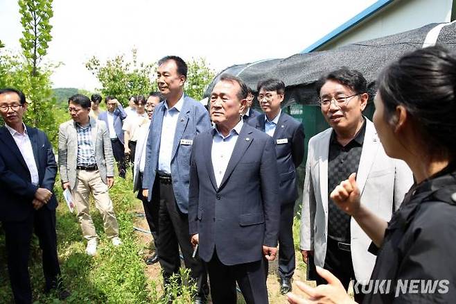 충남도의회 복지환경위원회는 14일 예산군 소재 충남야생동물구조센터를 방문해 운영 현황 등을 보고 받고, 현장을 점검했다. 