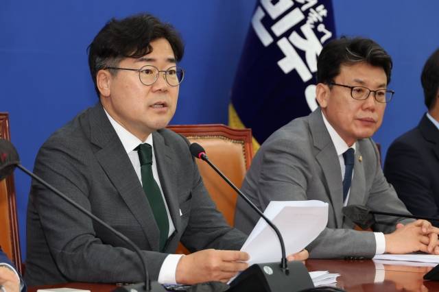 박찬대 더불어민주당 원내대표(왼쪽)가 13일 국회에서 열린 정책조정회의에서 발언하고 있다. 연합뉴스