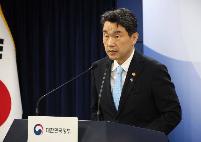 이주호 부총리 겸 교육부장관이 14일 서울 종로구 정부서울청사에서 의대교육 정상화 관련 긴급 브리핑을 하고 있다. 연합뉴스