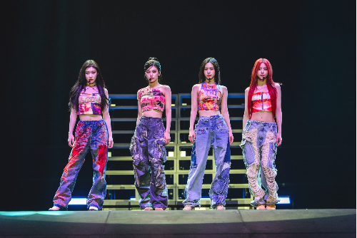 있지는 열띤 함성 속 카리스마 넘치는 ‘BORN TO BE’ 퍼포먼스로 막을 열었다.사진=JYP 제공