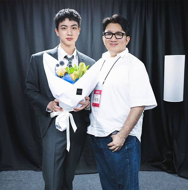 지난 12일 전역한 뒤 13일 2024 페스타에 참석한 진과 방시혁 의장. /사진=하이브 방시혁 의장 인스타그램