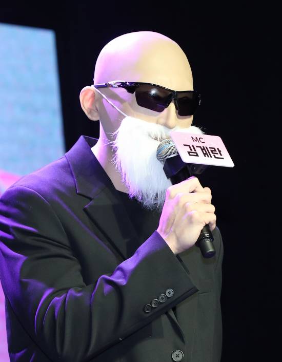 김계란이 걸밴드’ QWER(큐더블유이알) 데뷔 싱글 1집 '하모니 프롬 디스코드' 쇼케이스에서 진행을 하고 있다./사진=뉴스1