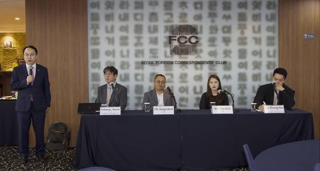 13일 서울 중구 한국프레스센터에서 열린 서울외신기자클럽 주최 '네트워킹의 밤 : 탈북 작가에게 묻다' 행사에서 오성철 작가(왼쪽 세 번째)와 안수민 작가(왼쪽 네 번째)가 기자들의 질문에 답변하고 있다./사진=주한영국대사관