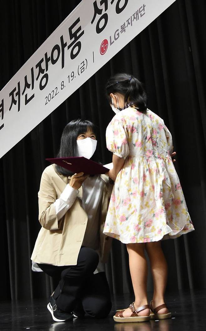 '저신장아동 성장호르몬제 기증식'에서 구연경 LG복지재단 대표이사(왼쪽)가 어린이에게 기증서를 전달하고 있다. / 사진=LG