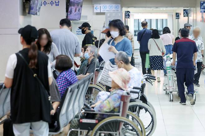 전국보건의료산업노동조합(보건노조)가 의료계 집단휴진에 대해 부정적인 입장을 내놓았다. 사진은 서울 소재 병원 접수 창구. /사진=뉴스1