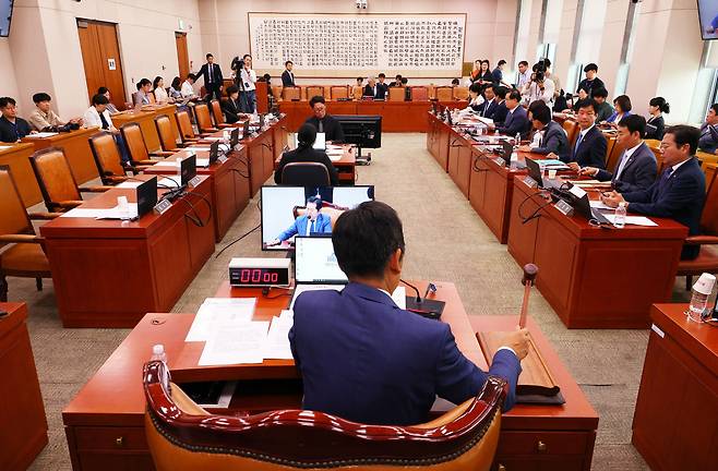 국회 법제사법위원회 전체회의가 열린 12일 오후 국회 법사위 회의장에 여당 소속 위원들의 자리가 비어 있다. [연합]