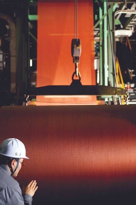 효성첨단소재 직원이 생산된 타이어코드를 살펴보고 있다. [효성 제공]