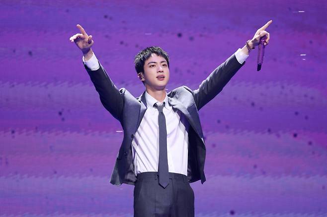 지난 12일 전역한 방탄소년단의 멤버 진이 13일 서울 잠실실내체육관에서 열린 오프라인 팬 미팅 '2024년 6월 13일의 석진, 날씨 맑음'에서 포즈를 취하고 있다. [연합]