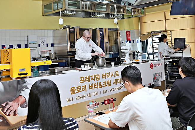 지난 6월 13일 서울 용산구 르 꼬르동 블루-숙명 아카데미에서 니콜라스 피에로 셰프가 ‘프레지덩 버터시트’ 등을 활용해 베이커리 메뉴를 선보이고 있다. [롯데웰푸드 제공]