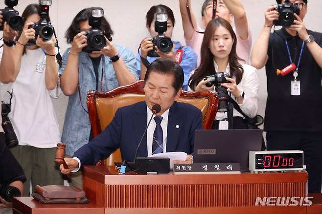 [서울=뉴시스] 조성우 기자 = 정청래 국회 법제사법위원회 위원장이 14일 오전 서울 여의도 국회에서 열린 법제사법위원회 전체회의에서 안건을 상정하며 의사봉을 두드리고 있다. 2024.06.14. xconfind@newsis.com