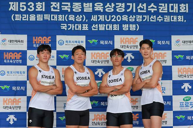 [서울=뉴시스] 한국 남자 계주 400m 대표팀인 이시몬(왼쪽부터), 김국영, 이용문, 고승환. (사진=대한육상연맹 제공) *재판매 및 DB 금지