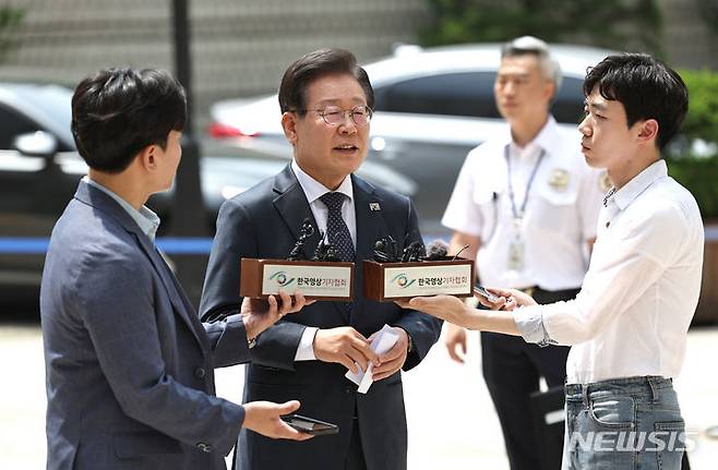 [서울=뉴시스] 김금보 기자 = 이재명 더불어민주당 대표가 14일 서울 서초구 서울중앙지방법원에서 열린 자신의 공직선거법 위반 혐의(故  김문기 성남도시개발공사 개발1처장, 백현동 부지 용도변경과 관련해 허위사실을 공표한 혐의) 24차 공판에 출석하며 발언하고 있다. 2024.06.14. kgb@newsis.com