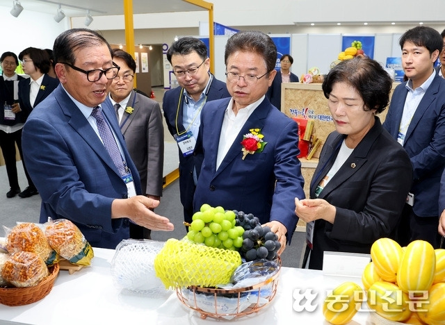 이철우 경북도지사(가운데)와 남영숙 경북도의회 농수산위원장(오른쪽)이 14일 경북농식품 산업대전에 출품한 과일을 살펴보고 있다. 경북도