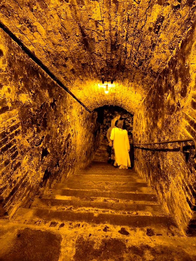 지하 셀러 가는 길. 최현태 기자