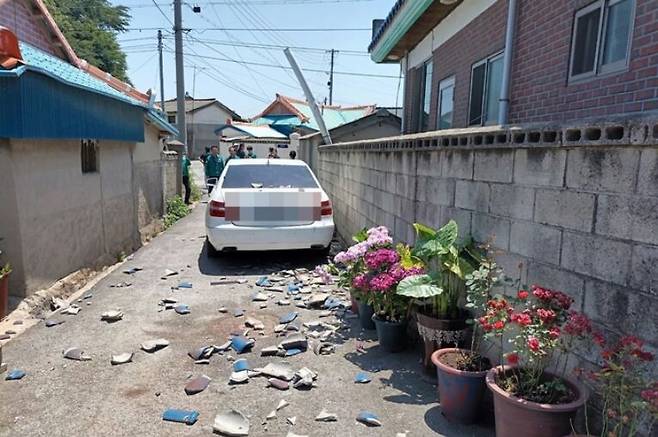 전북 부안군 계화면 주택가에 12일 발생한 자진으로 지붕에 있던 기와가 바닥으로 떨어져 부숴져 있다. 부안군 제공