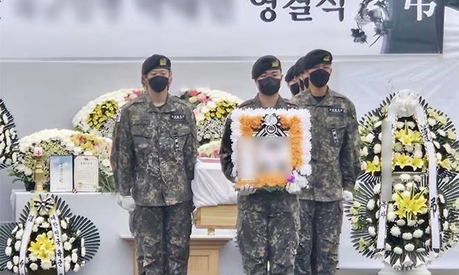 지난 5월 30일 전남 나주시 한 장례식장 야외 공간에서 얼차려 중 쓰러졌다가 이틀 만에 숨진 훈련병에 대한 영결식이 열리고 있다. 연합뉴스