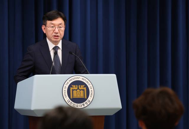 성태윤 대통령실 정책실장이 지난달 20일 서울 용산 대통령실 청사에서 해외 직접구매(직구) 논란과 관련해 브리핑하고 있다. 연합뉴스