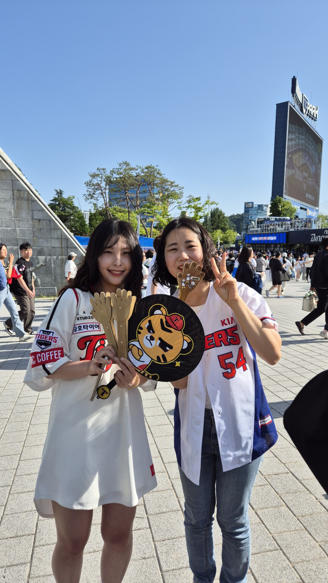 지난달 창원 NC파크를 찾은 야구팬들이 ‘대짝이’를 들고 즐거워하고 있다. 플라스틱 응원 도구를 대나무 등 친환경 소재로 대체하는 것이 크보플의 목표 중 하나다. 크보플